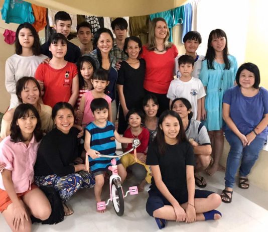 Cuộc sống gia đình 12 em bé Việt tị nạn trong nhà giam di trú Jakarta